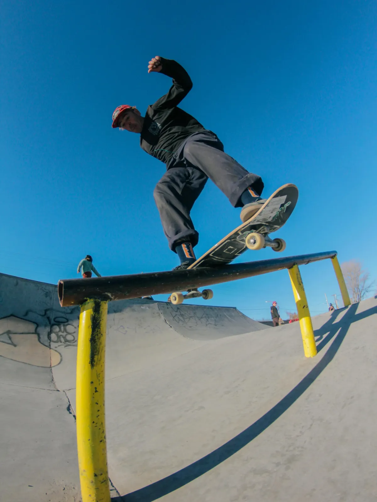 Boardslide en la baranda amarilla del skatepark de Esquel
