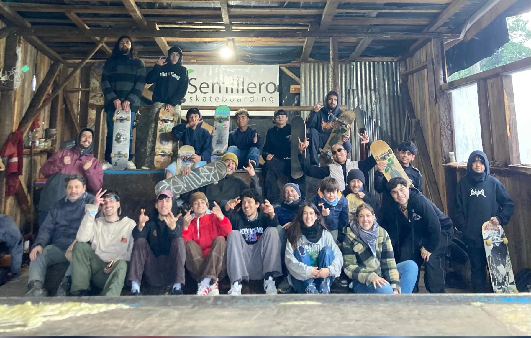 Toda la banda presente en la rampa del bosque