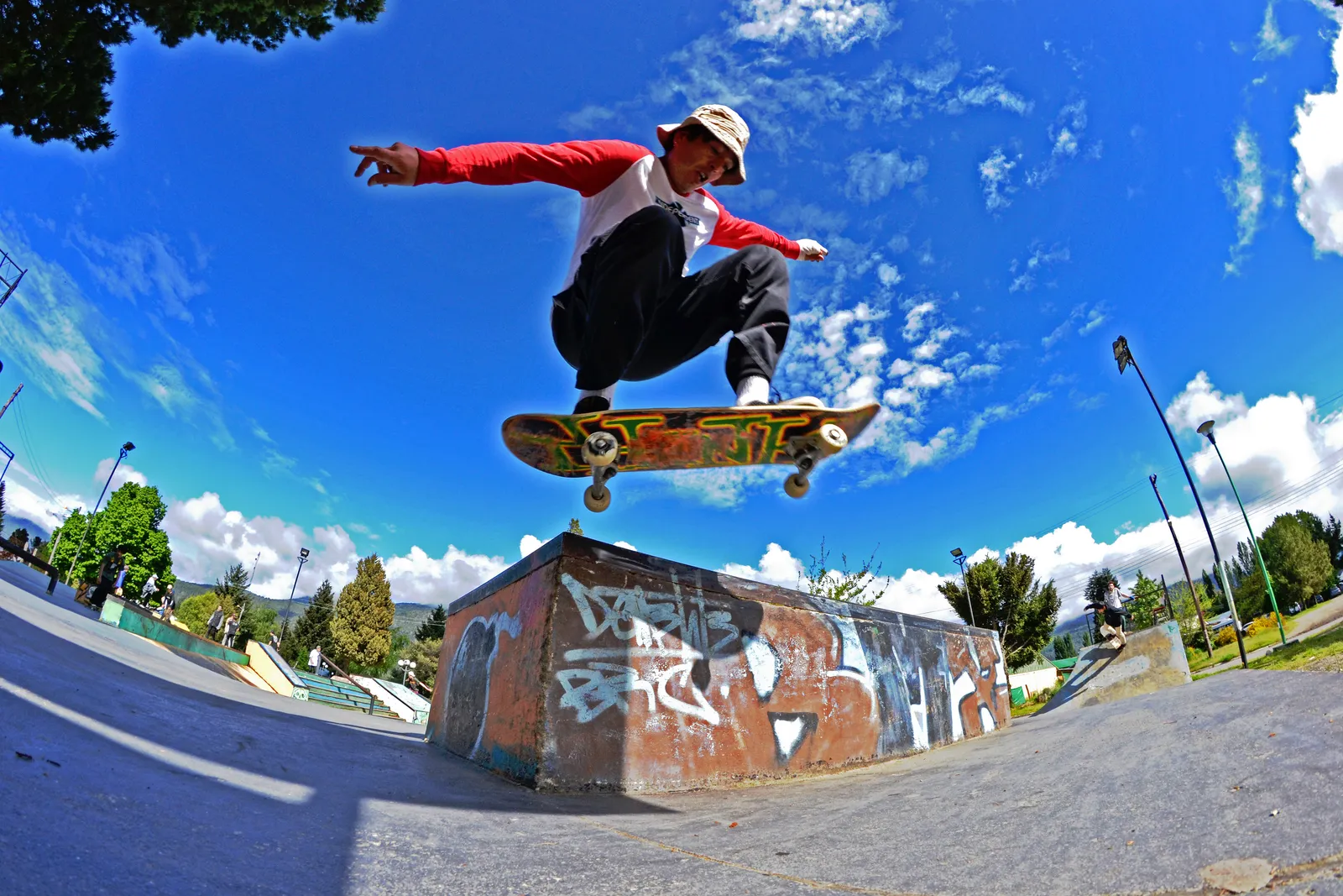Aéreo en el bowl bajo el cielo azul
