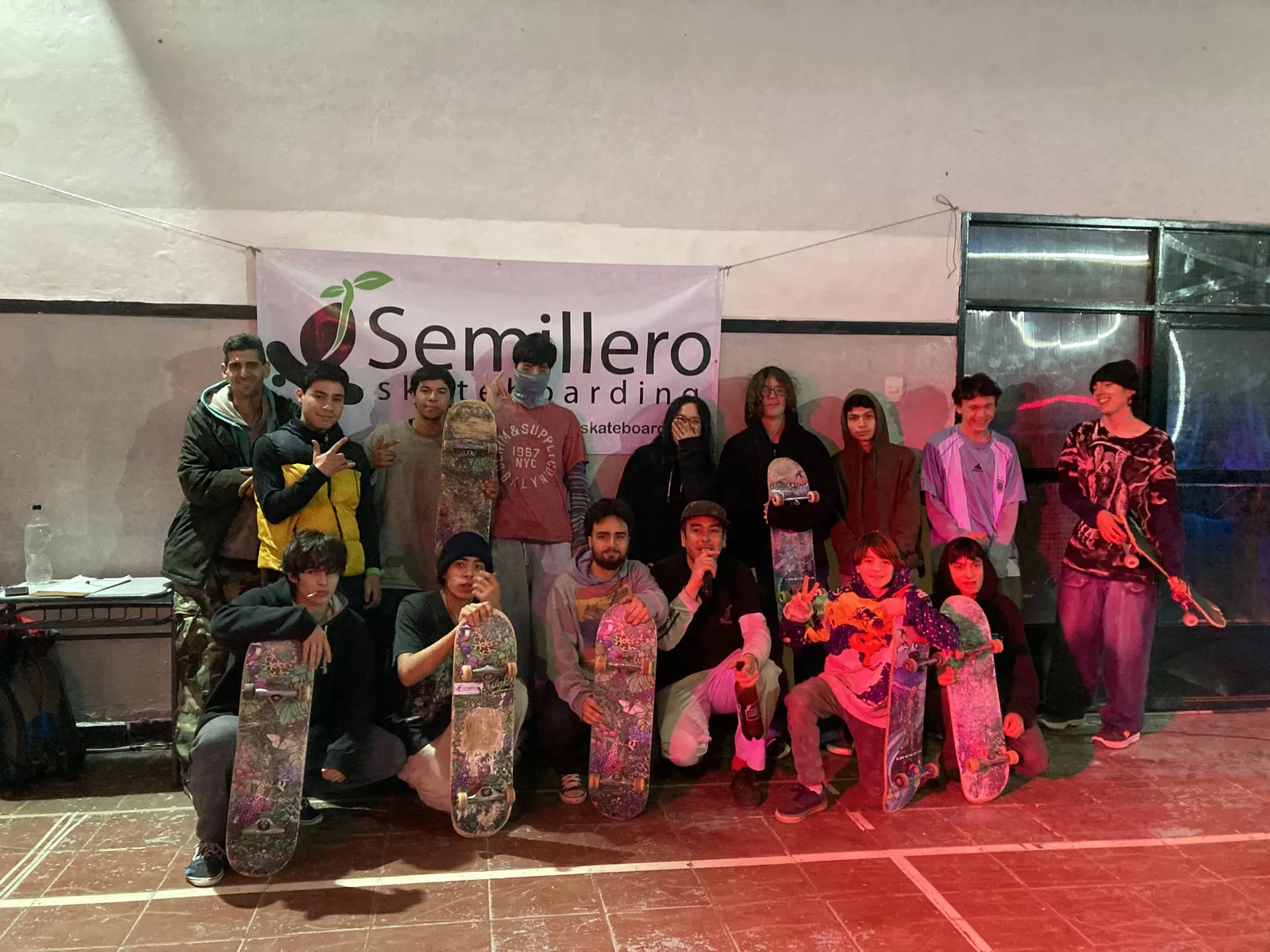 La banda con el cartel de Semillero Skateboarding