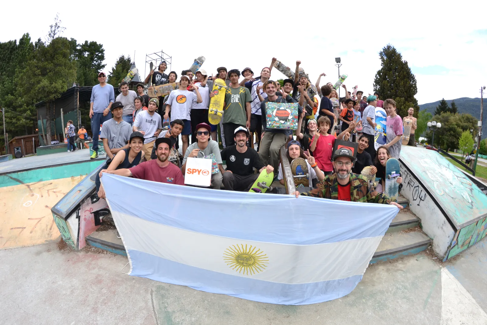 La banda con la bandera argentina en un contest