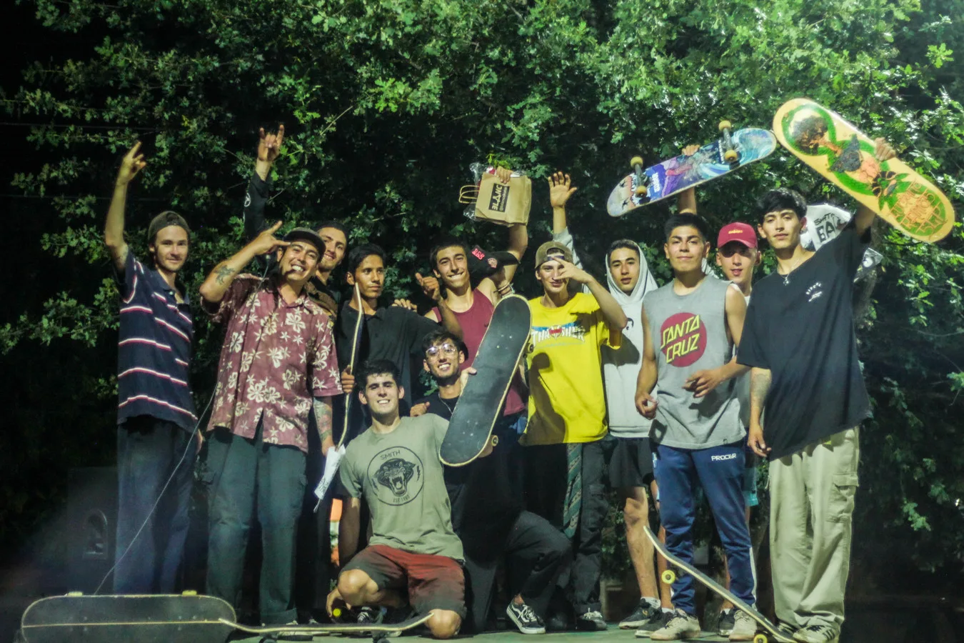 El team de Semillero en el bosque con sus tablas