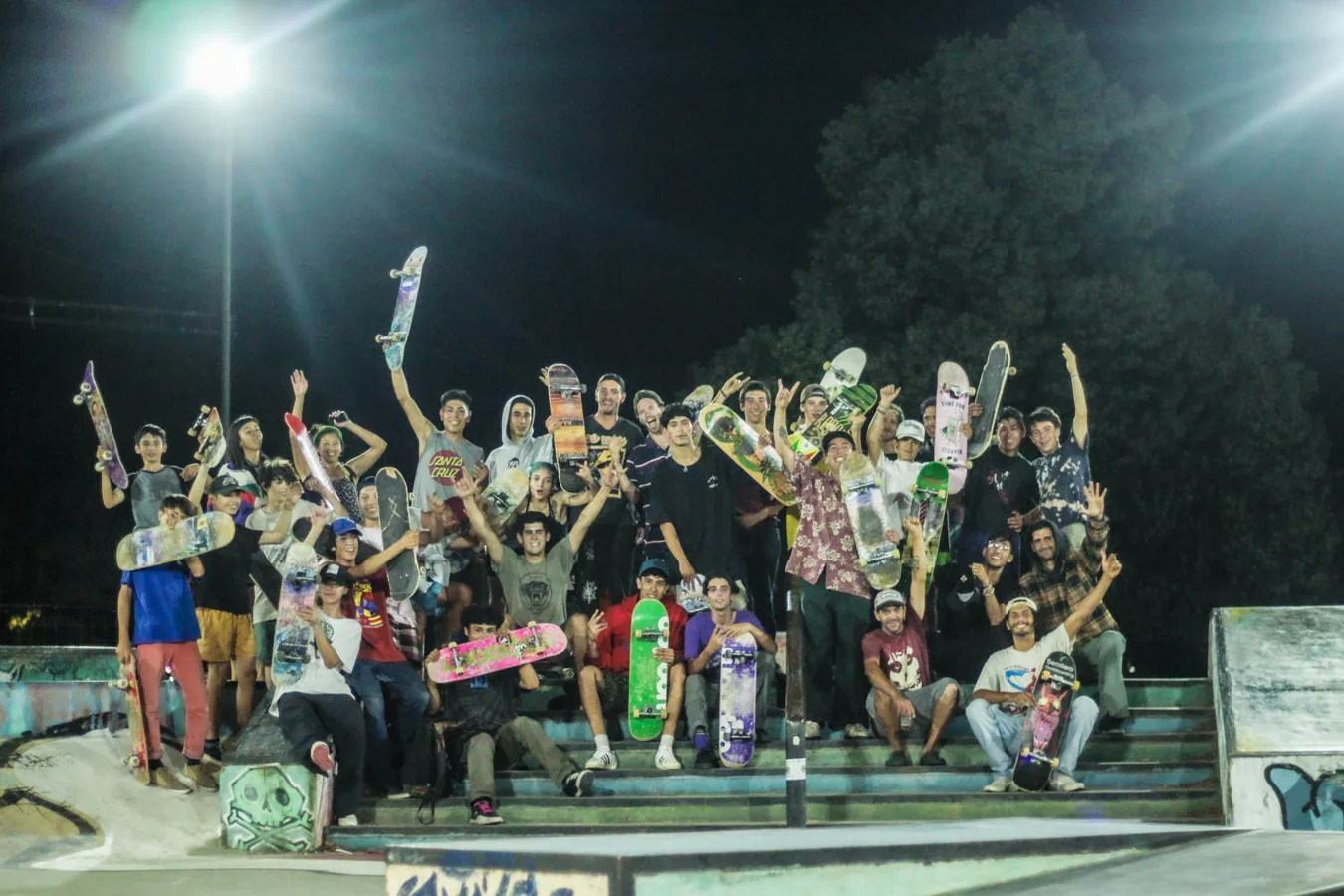 La comunidad skater de la Comarca de noche en el skatepark
