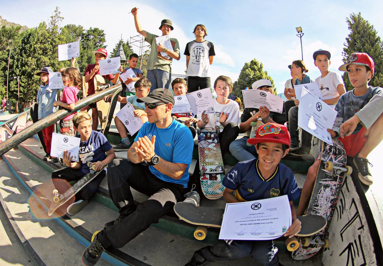 Alumnos de la escuela con sus diplomas y tablas