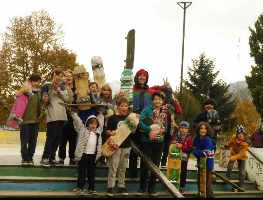 Alumnos de la escuela de skate con sus tablas