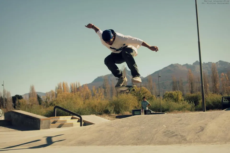 Ollie alto con la cordillera de fondo