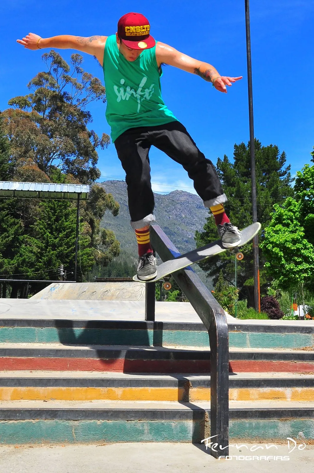Rider sobre la baranda de la escalera del skatepark