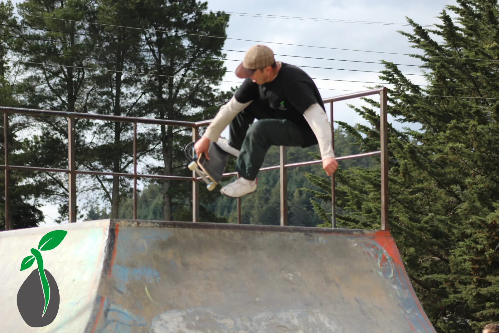 Frontside air en la miniramp con el logo de Semillero