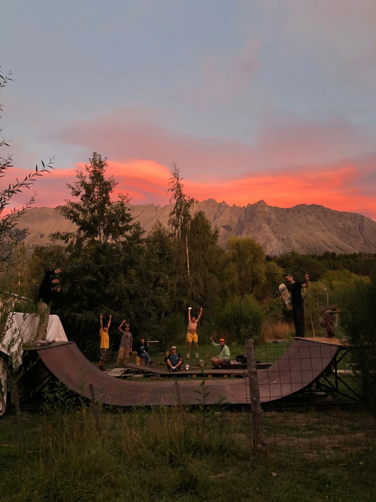 La Rampa del Bosque al atardecer, con la cordillera detrás