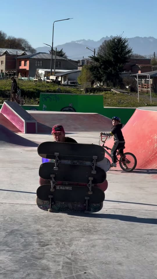 Matías saltando un stack de tablas en el skatepark