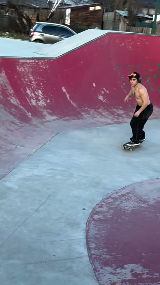 Paco Laurín patinando en el skatepark